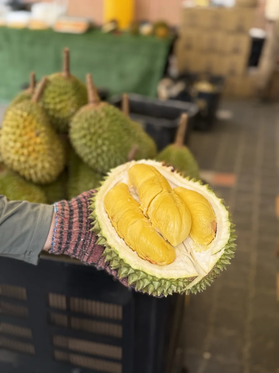 Durian segar dibuka di gerai