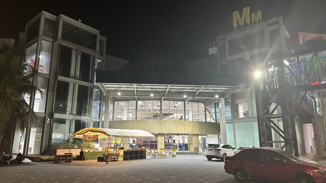 Durian Khakha pada waktu malam di Melaka Mall